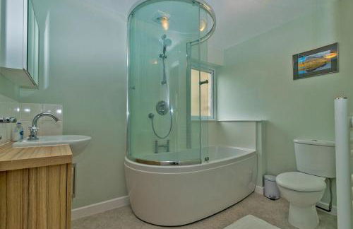 Cosy Cottage Close to East Beach, Shops, Restaurants and RAF base - Foto 7