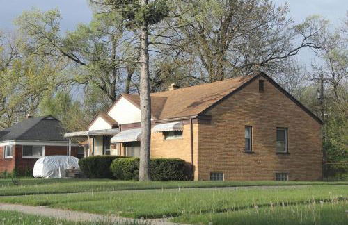 Beautiful, Cozy Stay in Oak Park, Queen Bedroom, Work Setup & Backyard Grill - Foto 6