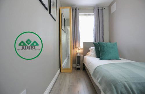 Aisiki Stays Apartments at Hillingdon, 3-Bedroom & 2-Bathroom, Pet-Friendly House with Garden, King or Twin Beds with Free WiFi and Parking Space - Foto 11