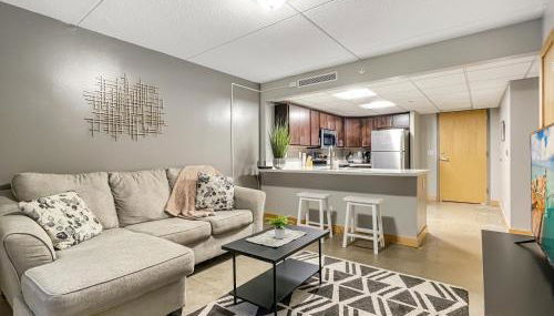 HUGE 2BR Apt Next to Wells Fargo -FREEParking! - Foto 1