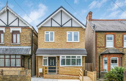 Spacious Detached House with 7 Beds Includes Ping Pong and Pool Table Sleeps 14 Free Parking - Foto 17