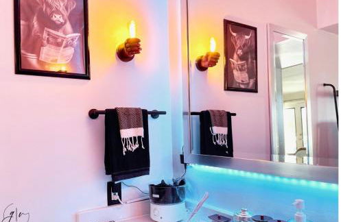 Getaway Villa- 3 mins to Mohegan- Fully Stocked with Two Full Beds & Fireplace- Jacuzzi, Saltwater Pools, Sauna - Foto 8