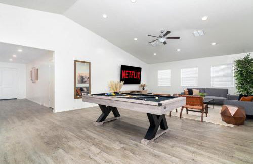 Spacious Family Oasis ~ PoolTable ~ Backyard ~ Pkg - Foto 1