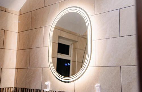 4BR 2Bath Home -Hot Tub, Free Parking & Games Room - Foto 50