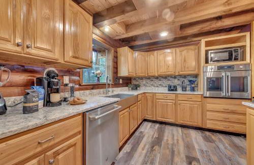 Secluded Log Cabin with Hot Tub Fire Pit Game Room - Foto 43