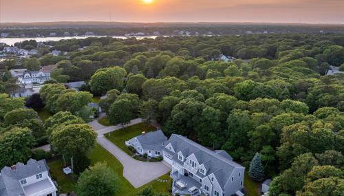 Stay 1 Block from Ocean at 7-Bed Retreat with Yard, Deck and Game Room, Host Up to 22 Across 16 Beds, Gas Fireplace, Gas Grill, Ample Parking, Walk to Menauhant Beach, Perfect for Family Getaway, 24 Hr Hospitality - Foto 2