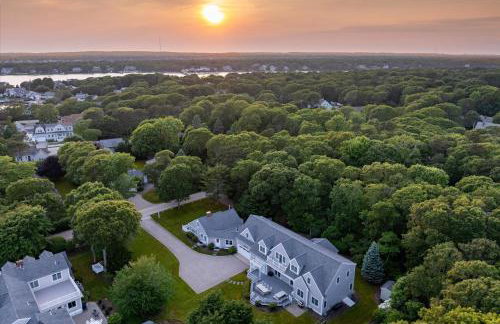 Stay 1 Block from Ocean at 7-Bed Retreat with Yard, Deck and Game Room, Host Up to 22 Across 16 Beds, Gas Fireplace, Gas Grill, Ample Parking, Walk to Menauhant Beach, Perfect for Family Getaway, 24 Hr Hospitality - Foto 2