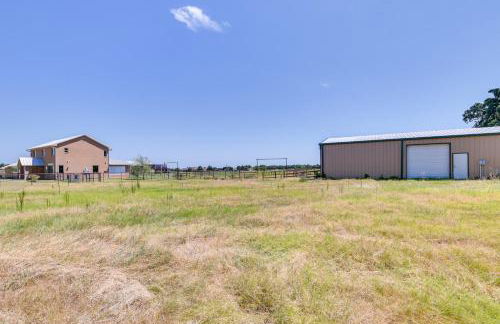 26-Acre Pilot Point Ranch Home with Pool and Mini Golf - Foto 40