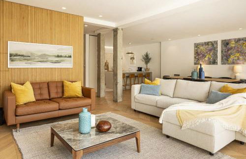 Contemporary Restelo Pool Haven - Photo 2