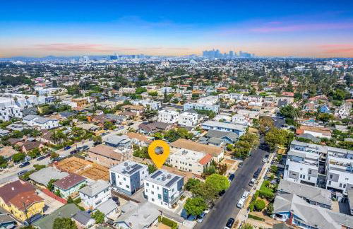 Luxury Townhome with Gated Parking and Private Balcony - Photo 38