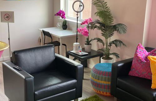 Lux House Of Champagne 2BR 2BA Free Parking & Wifi - Photo 8