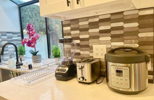 New Charming Spacious Disneyland Pool Home - Photo 40