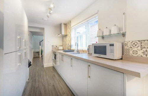 NEW! Stunning 2-Bed Home by Stay With Us, Ideal for Families, Sleeps 4! - Foto 2