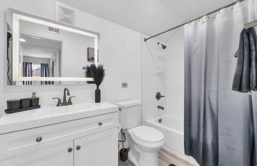 Cozy 2BR Escape close to Dining and Nightlife with WiFi - Foto 17