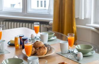 KAISER 02 by ROCKCHAIR Apartments l SUPERHOST Status l 3 Bedrooms Boxspringbeds 2 Bathrooms l Cozy Family & Business Flair 155 sqm 3 Balcony 2nd Floor Elevator up to 10 guests welcomes you! - Foto 47