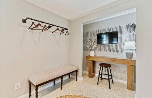 Right at Home Stays - Modern 2BR 2BA with Yard & Fireplace - Foto 15