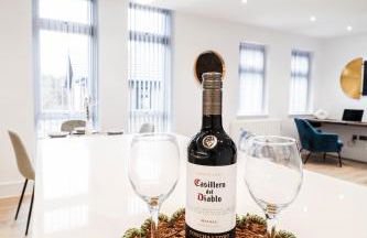 The Abbey Apartment - 1BR Apt with Dedicated Workspace, Fast Wifi & Stylish Kitchen Island & Free Secure Underground Parking - Foto 49