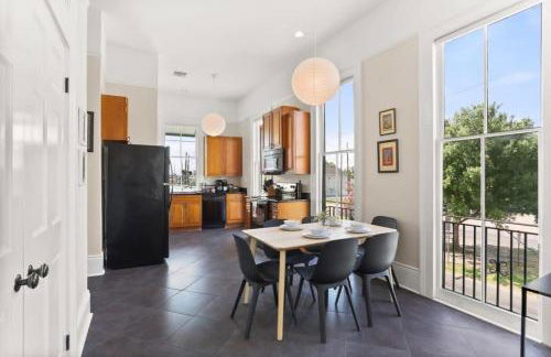 Marigny BD Surrounded by Music Food and Art - Foto 3