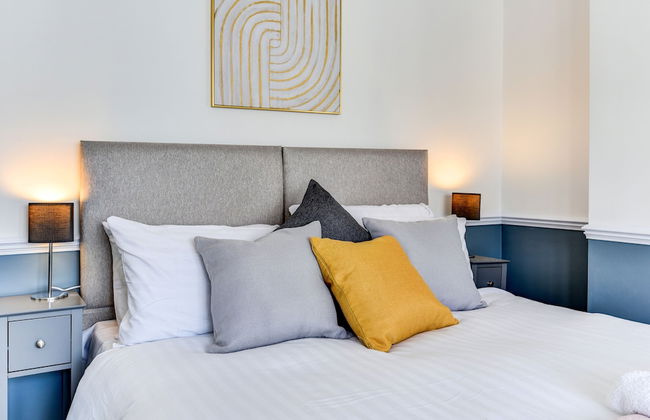 Beautiful 4 Bed House, 3 Minutes to Sea, Sleeps 8 - Foto 13