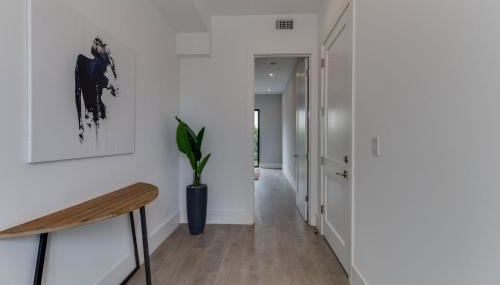 Luxury Modern 4 Bedroom 4 Bathroom Home with Rooftop Deck #4 - Foto 2