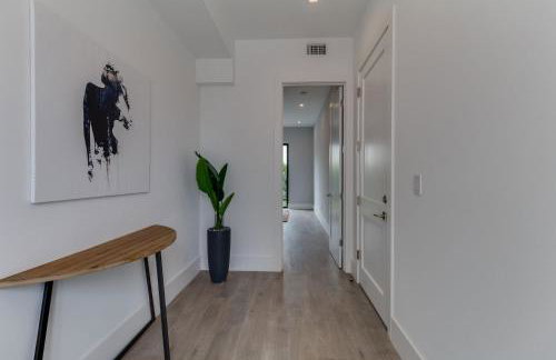 Luxury Modern 4 Bedroom 4 Bathroom Home with Rooftop Deck #4 - Foto 2