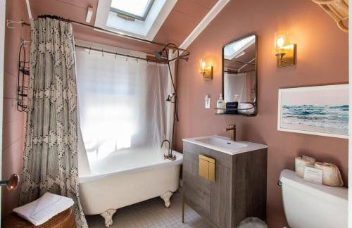 Seaside Retreat w Private Beach Landing - Foto 17