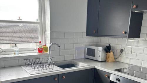 2 Bed Apartment Sleeps 4 -Near Airport -WiFi & Tv - Foto 2, furniture