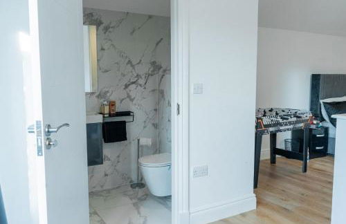 Modern Entire Unit 3BR, 3BA, balcony, 86inch TV - 15mins to city - Foto 9