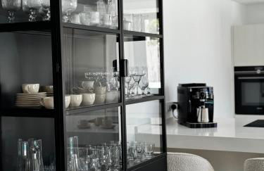 Marbella Bliss - Luxury 4-Bedroom VILLA with Garden, Private POOL & Jacuzzi, Marbesa near- 5 min to the Cabopino Beach - Photo 25