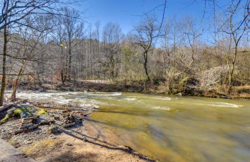 Hot Tub and Fire Pit Riverfront Helen Cabin - Foto 28