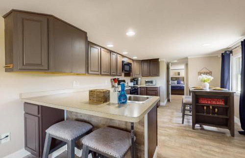 Close to Lake George! Couples Retreat with Pool - Foto 3