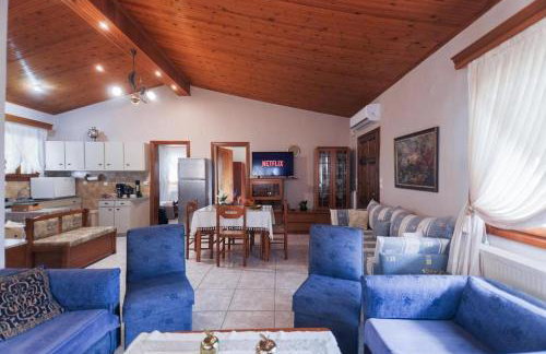 Red Roses-Traditional House - Photo 23