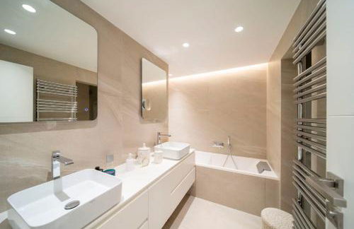 REF 1924 - Cannes Croisette - Sea view apartment for rent - Photo 10