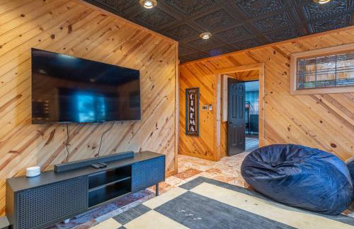 6 Br Cabin Hot Tub Fire Pit Min to Hatley Pointe - Foto 41