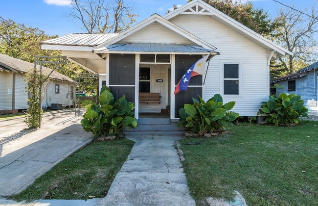Corporate Comfort in Freetown - Port Rico Spacious Homes for Work Crews - Photo 1
