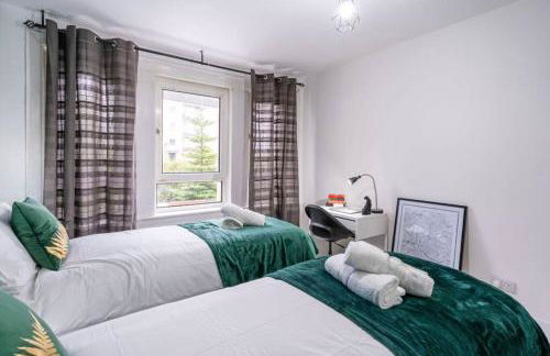 Cheerful 2 Bedroom Homely Apartment, Sleeps 4 Guest Comfy, 1x Double Bed, 2x Single Beds, Free Parking, Free WiFi, Suitable For Business, Leisure Guest, Contractors, QE Hospital, Glasgow, Near Airport & City Centre, Perfect For Common Wealth Games 2026 - Foto 16
