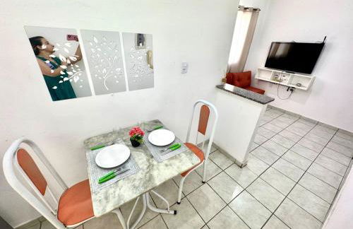 APT-10 Completo Com Ar-Condicionado Garagem Predio Central Perto de tudo - Foto 2