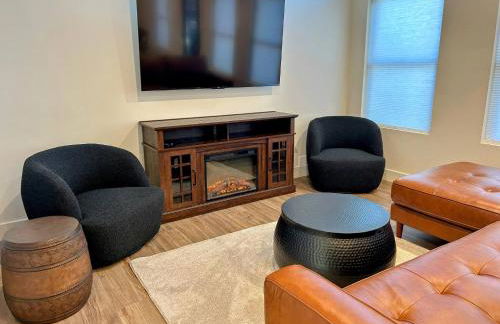 Peaks & Pines Modern Gem, 2 Kings, Bunks, Hot Tub, Walkable, Kid's Cove - Foto 5