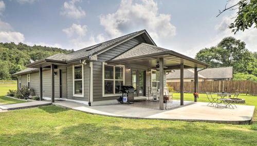 Mountain Home Cottage with Deck on White River! - Foto 2