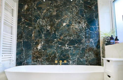 Chic Family Home with Garden Fire Pit & Event Space, Hot Tub - Foto 34