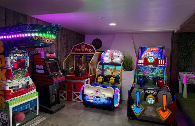 Magnificent Luxury Chateau in Vast Garden with Sauna & Hot Tubs - Photo 67