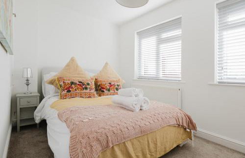 Corner House - Bright 2 Bed in Cheltenham - Photo 53