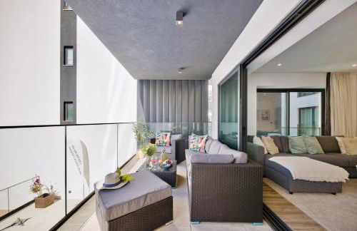 Bright Modern Beachside Apartment with Pool & Seaview - Foto 13