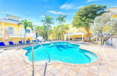 New! Remodeled, Pool-Side, 1-min to Beach Path! - Foto 15
