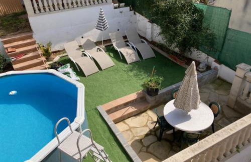 Lola's Beach House - Photo 1