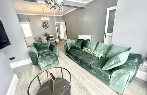 Spacious Modern Victorian House in Rochester - Photo 7