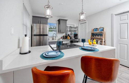 NEW Steps to Downtown - 7 Mins to Beach & Free Parking - Foto 1