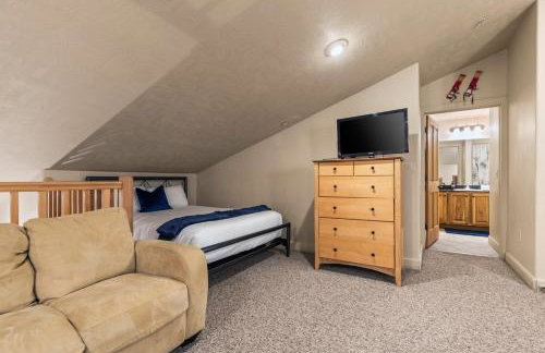 KBM Resorts Crestview Condos Spacious condo near Olympic Park with gas fireplace year-round pool hot tub city wide shuttle access. CVC-308B - Foto 39