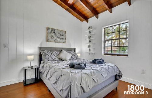 3 Home 12 bedroom compound with Pool and BBQ sleeps 24 - Foto 19