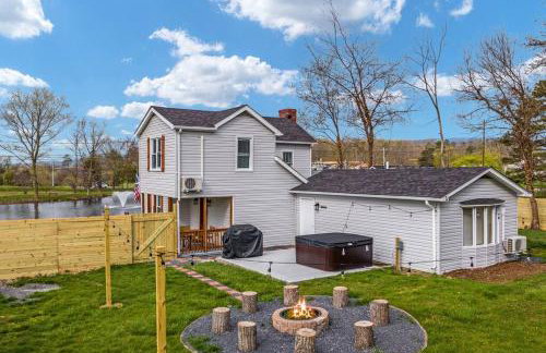 Pondview 4BR Cabin-Walk to Caverns, Hot Tub, Wi-Fi - Foto 25